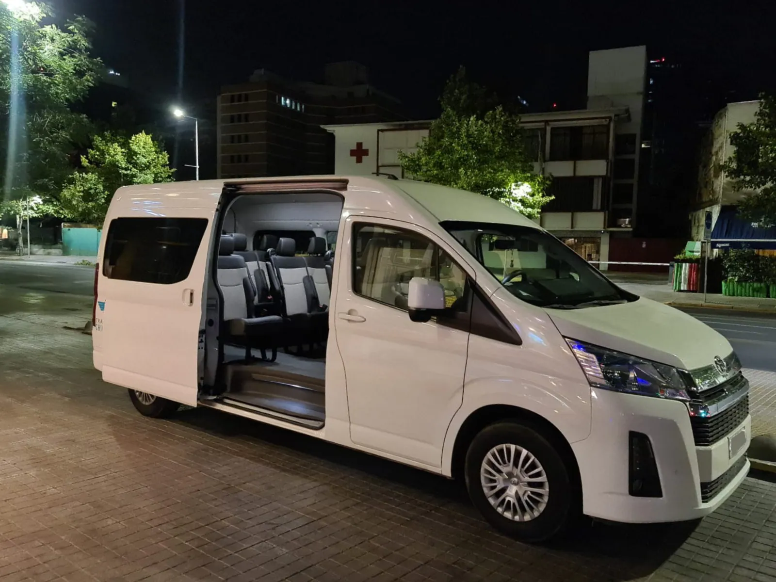 Van ejecutiva para traslado de invitados a matrimonios y eventos